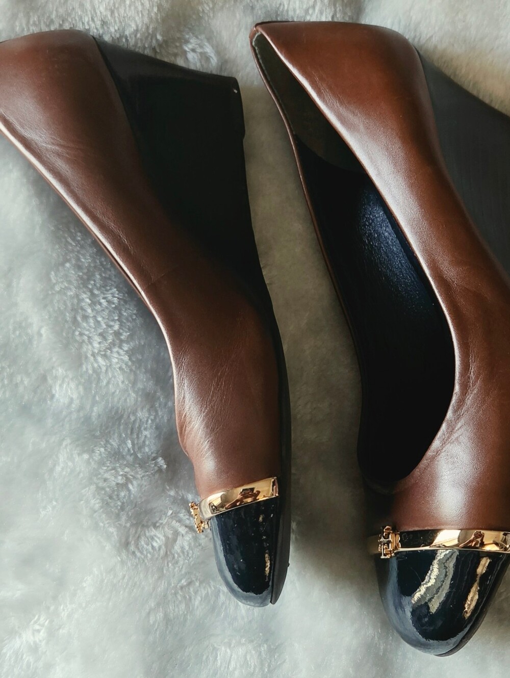 Tory Burch Brown Leather Pumps with Black Patent Toe and Gold Accent - Picture 3 of 7